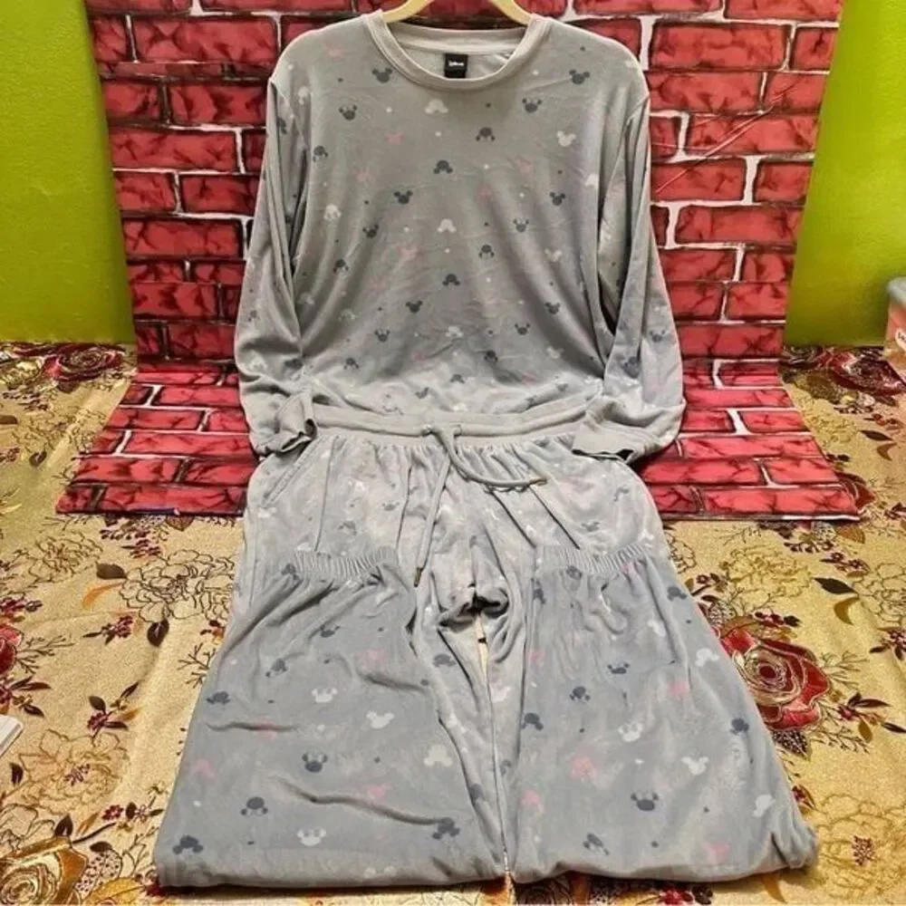 Disney Women’s fleece pajama set M